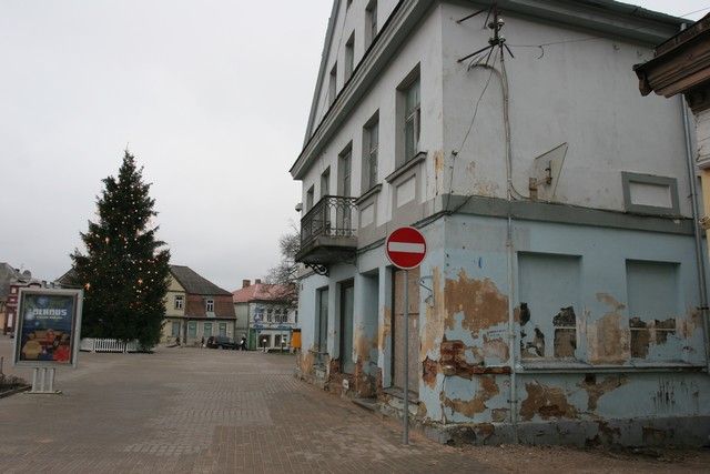 Kamēr īpašnieki tiesājas, māja iet postā