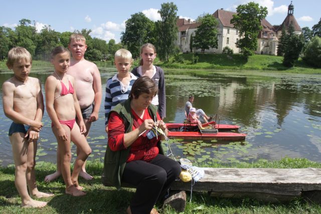 Peldētājus Jaunpils dzirnavu ezerā – pieskata!