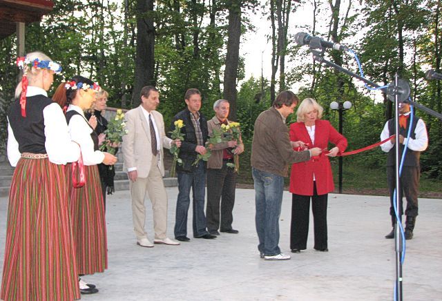 Jaunpilī atklāj atjaunoto estrādi