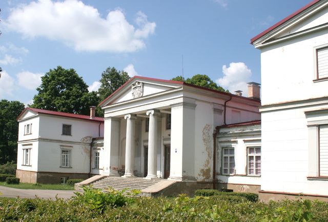 Pašvaldība par savu naudu Zentenes pilī ierīkos signalizāciju /papildināts ar video/