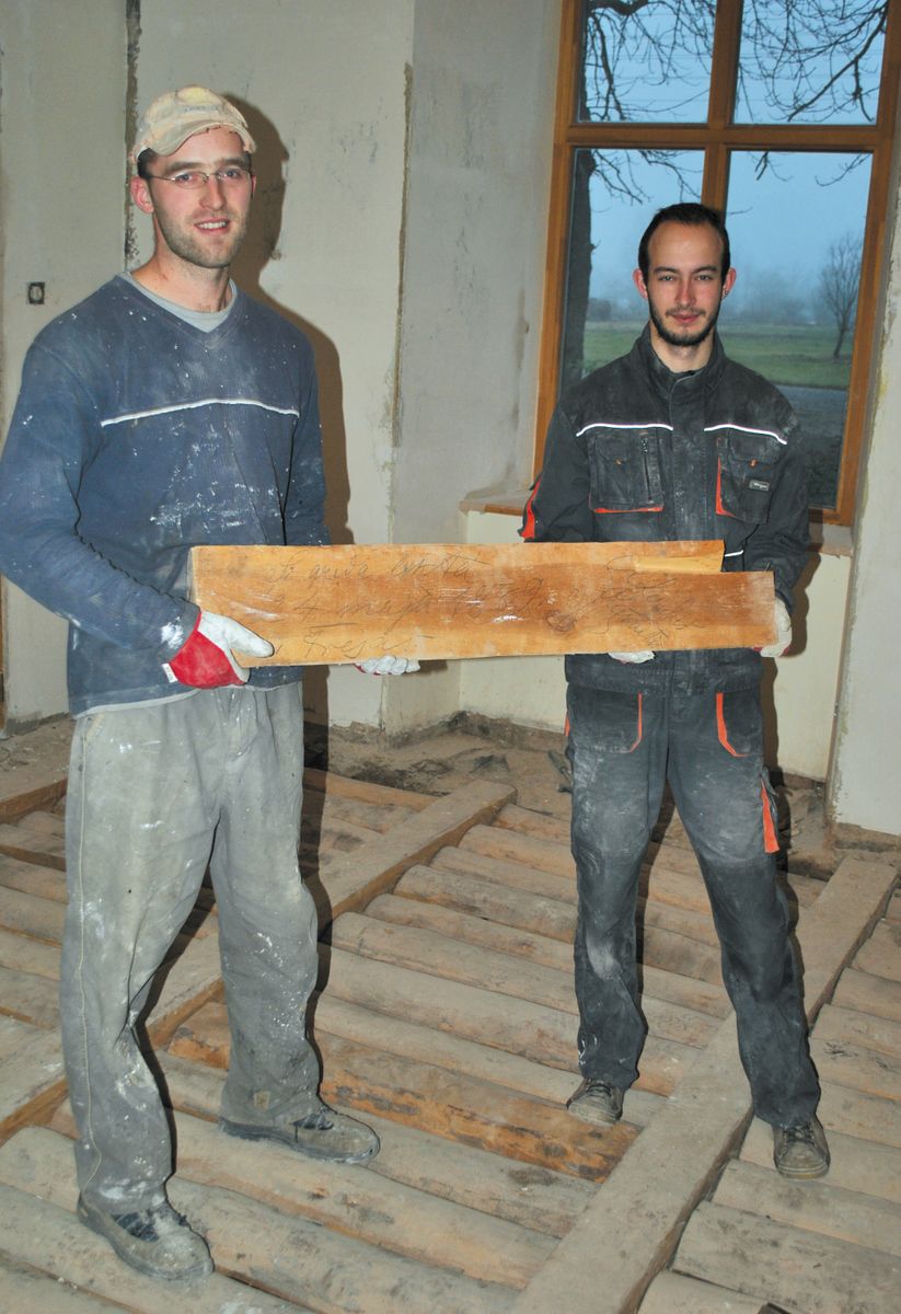 Atrasts grīdas dēlis ar rakstnieka Anša Lerha-Puškaiša parakstu