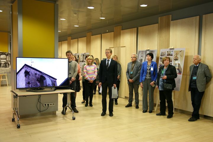 Gaismas pilī atklāta Tukuma muzeja ceļojošā izstāde par Lestenes baznīcu