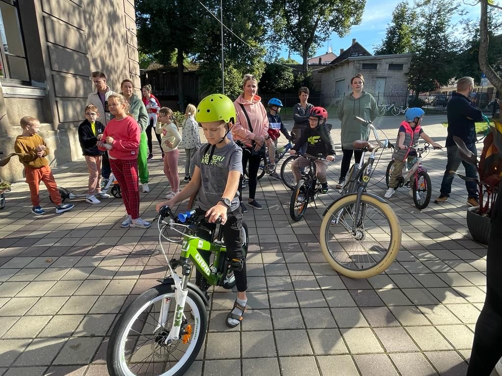 Tukumā pie 3. pamatskolas pacelts Zaļais karogs/foto un video/