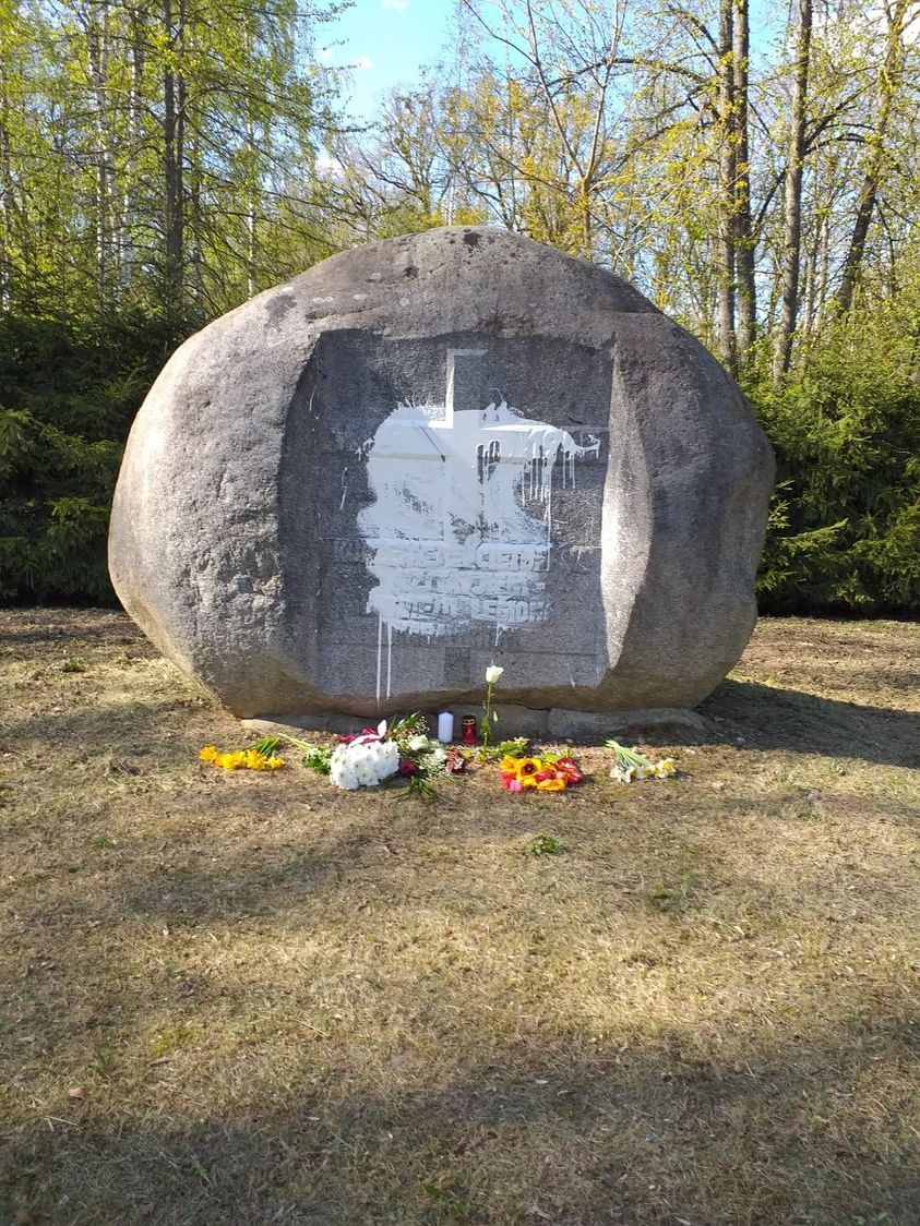 Džūkstē šodien, 8. maijā, apgānīts piemiņas akmens