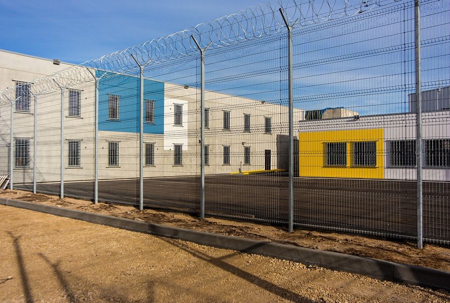 Tukuma novadā aizturēts pedagogs, kuru tur aizdomās par noziedzīgiem nodarījumiem pret nepilngadīgo /papildināts/