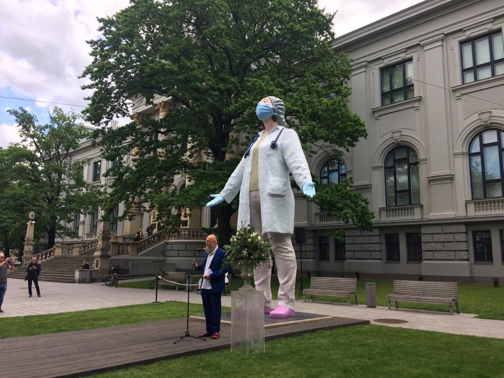 Rīgā atklāj Aigara Bikšes skulptūru