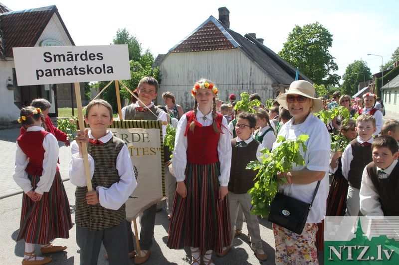 Zem zilās debesu bļodas /papildināts/