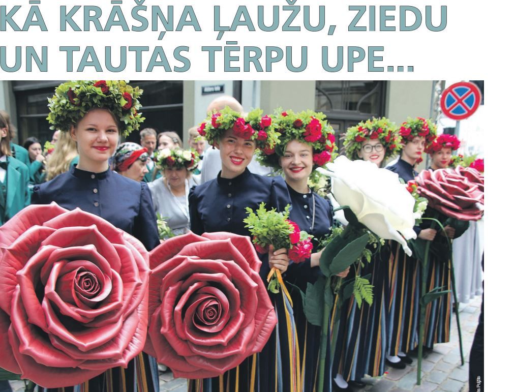 Kā krāšņa ļaužu, ziedu un tautas tērpu upe...