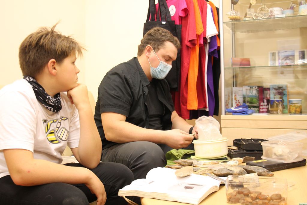 Engures pusē uziets akmens laikmeta bultas uzgalis