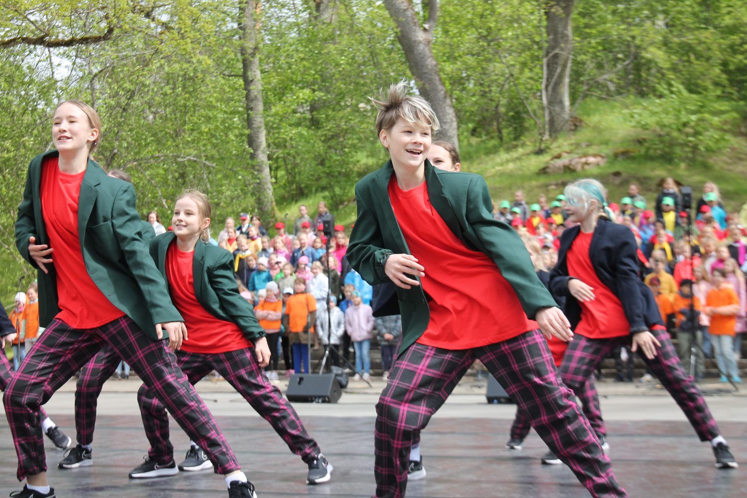 Kandavā dzied un dejo 27. maijā