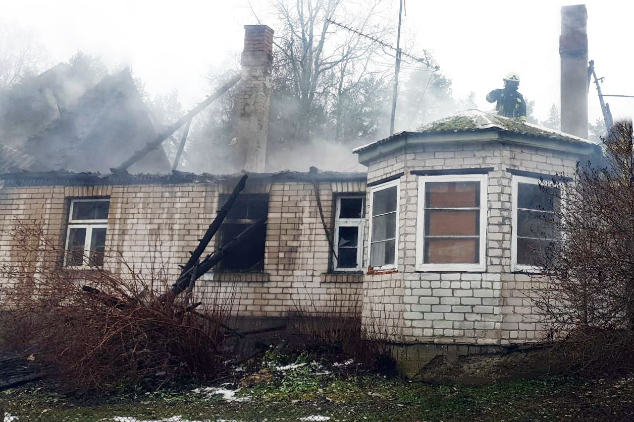 Jaunā gada pirmajā dienā dedzis mājas jumts Engurē