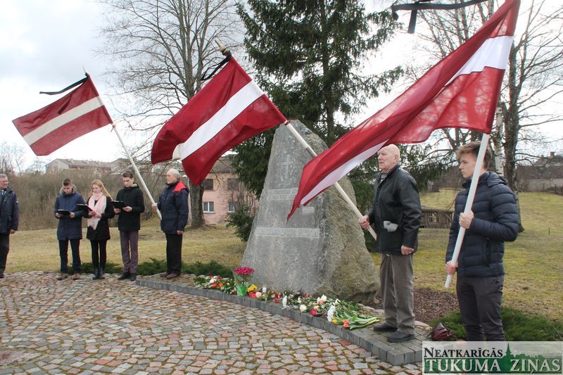 Piemiņas dienā Kandavā un Vecmokās