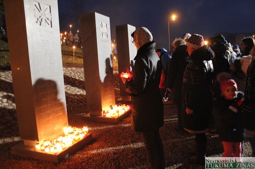 Lāčplēša dienas lāpu gājienā