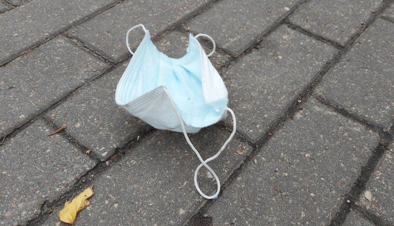 Kā pareizi rīkoties ar izlietotām vienreizlietojamām medicīniskajām sejas maskām un respiratoriem