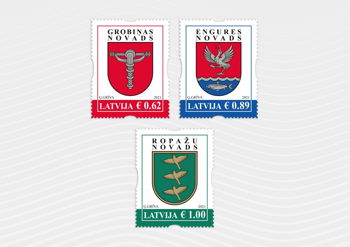 Uz Latvijas Pasta gada pirmajām pastmarkām – Engures, Grobiņas un Ropažu novada ģerboņi