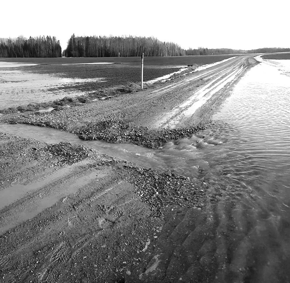 Netālu no gāzes vada Jaunpils novadā applūdis ceļš/Papildināts/