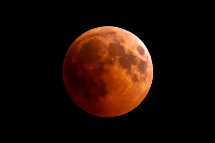 Šovakar debesīs – pilns mēness aptumsums!