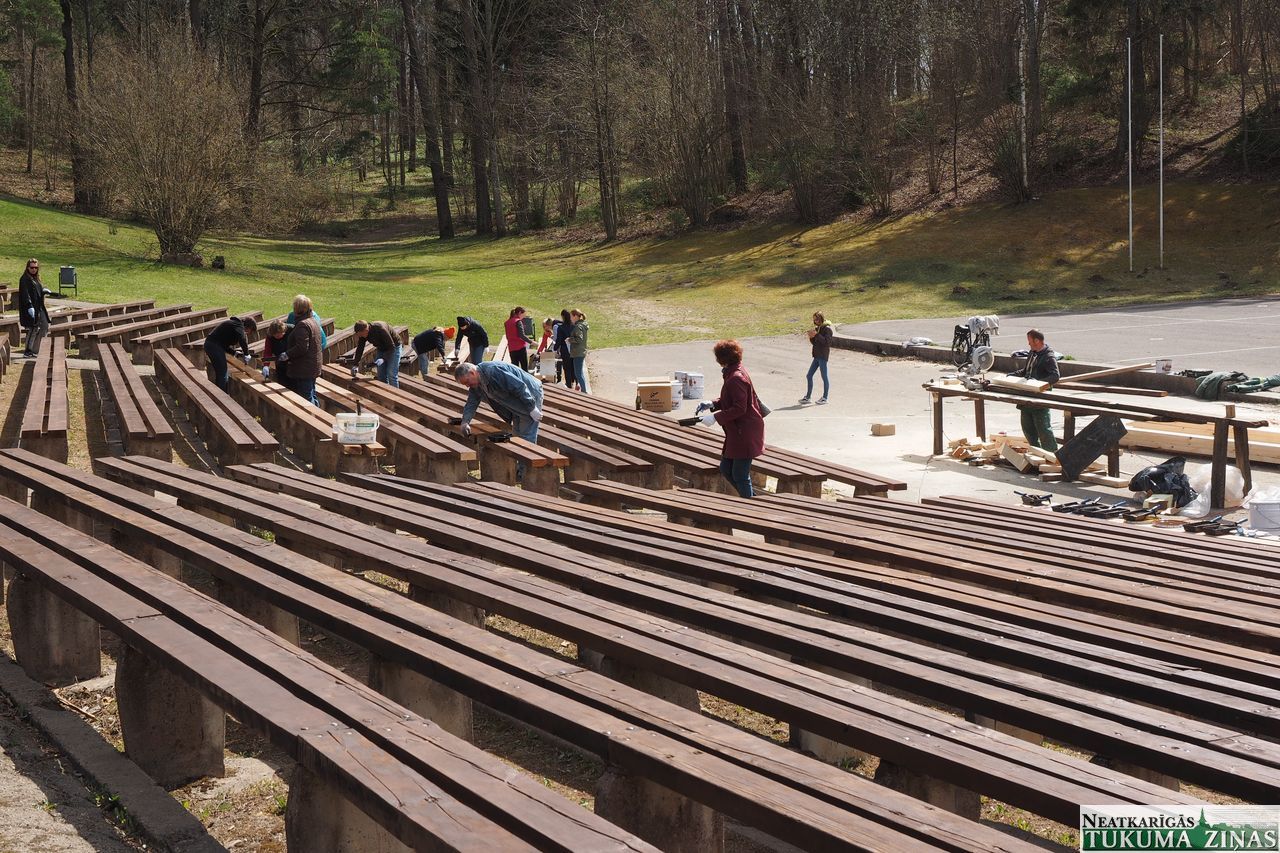 Pašvaldības darbinieki talkas laikā krāso estrādes solus