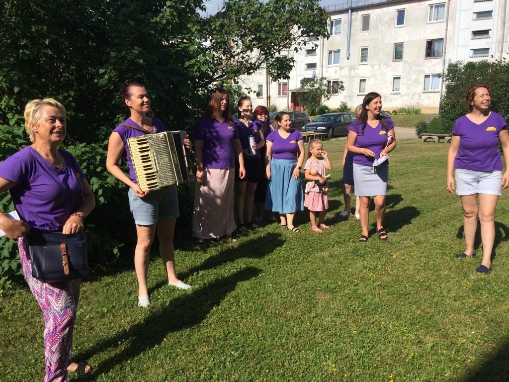 Irlavniekus modina ar dziesmu