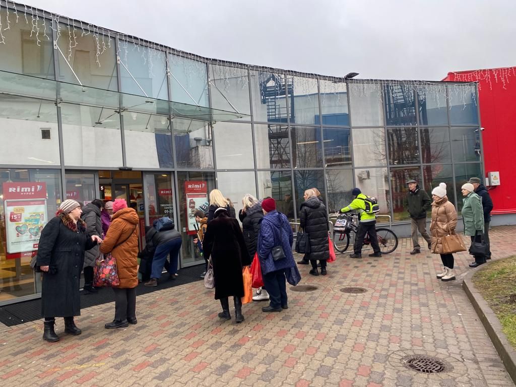 Tukumā, no Pasta ielas «Rimi» – avārijas evakuācija/Papildināts 15.10/