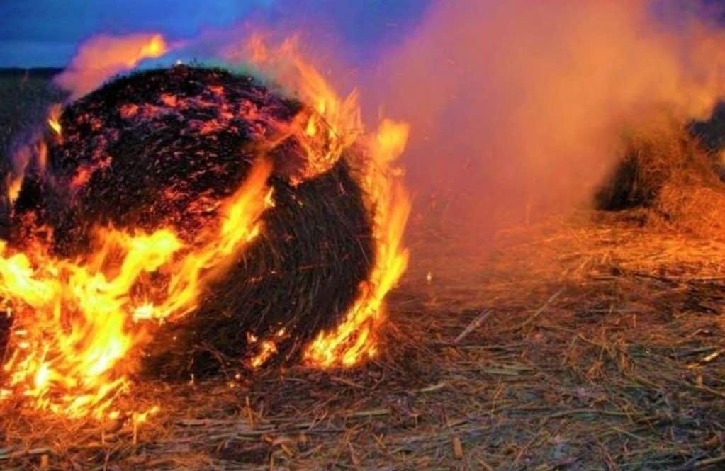 Brīvdienās deguši siena ruļļi un māja Smārdes pagastā