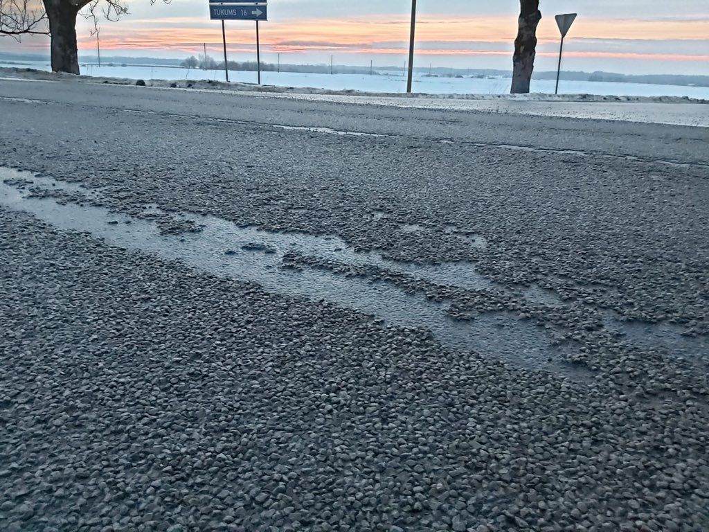 Būvnieki sāk labot defektus pērn ieklātās virsmas apstrādes posmos, to skaitā uz Jaunpils ceļa