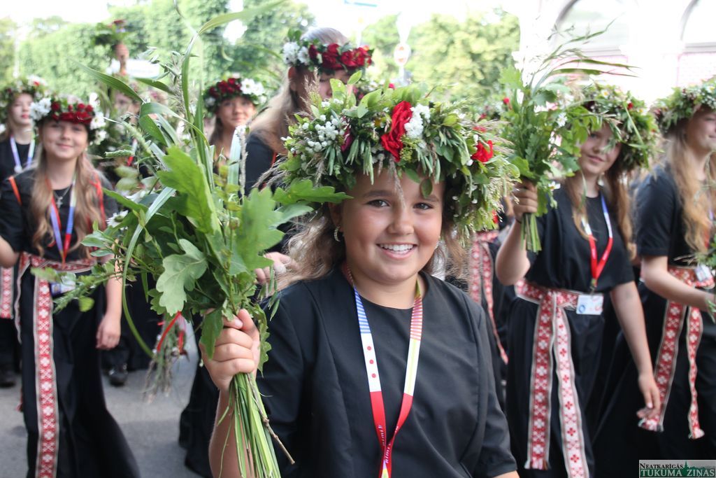 Skolu jaunatnes dziesmu un deju svētku gājienā