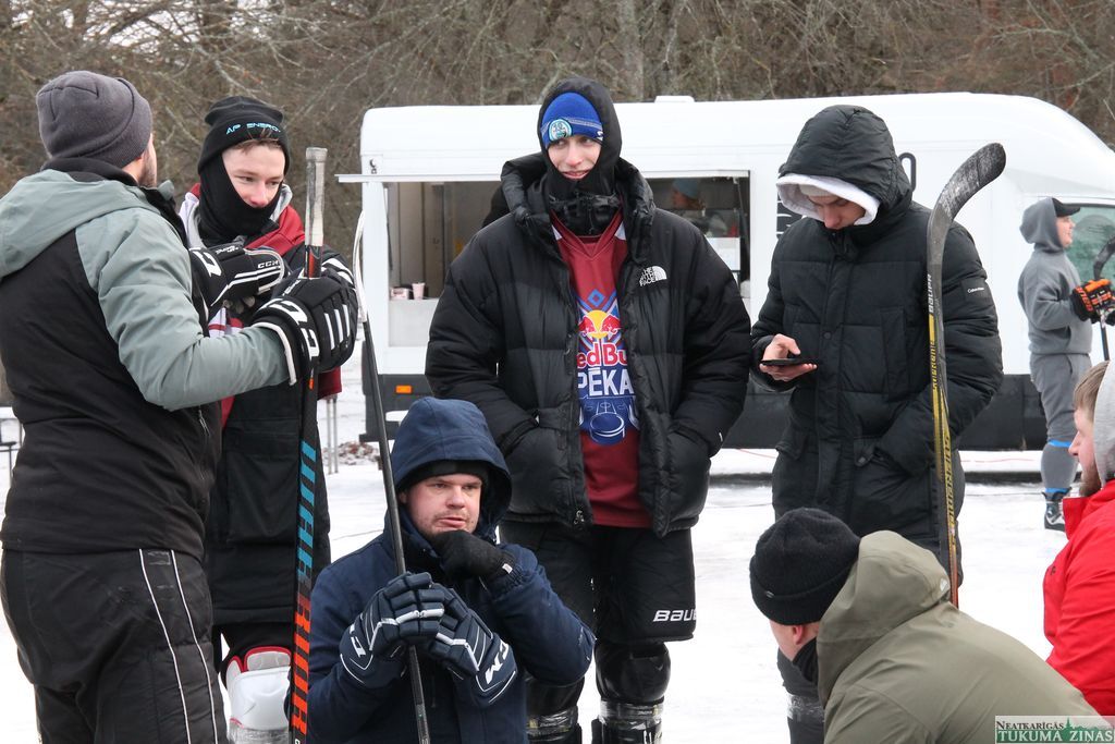 Neliels ieskats «Pīrādziņa hokejā» Kandavā