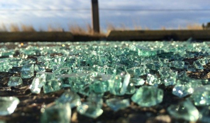 Stiklu izmest nedrīkst!