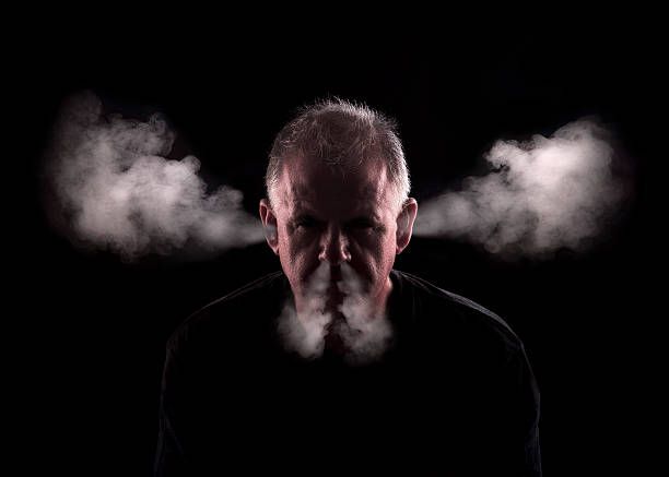 Staigā pa ceļu vidu un bļaustās