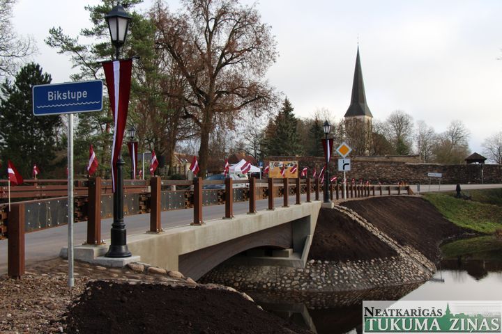 Vērtē pērnā gada būves. Šodien – ceļu Jaunpilī