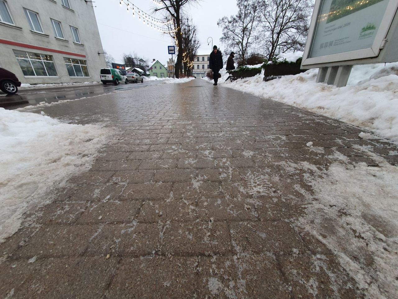 Šļūciet uzmanīgi!