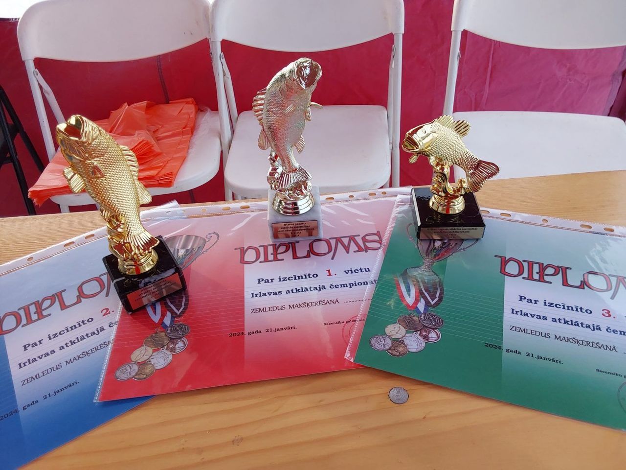 Irlavā aizvadītas zemledus makšķerēšanas sacensības/foto/