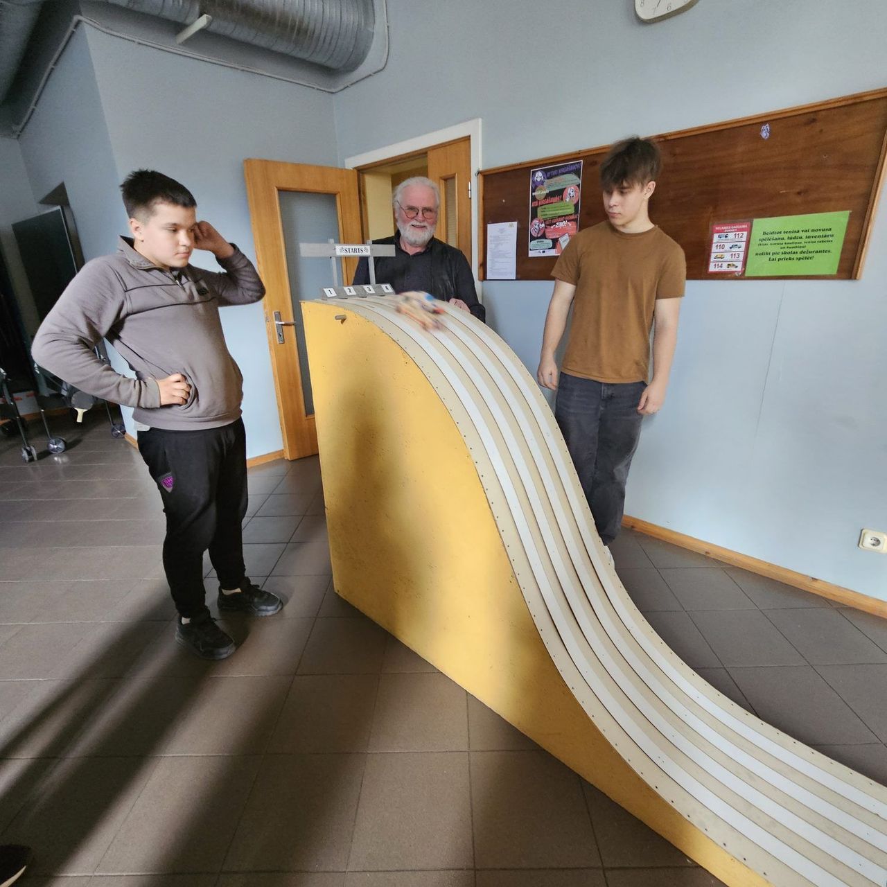 Pūrē norisinājušās koka auto sacensības/FOTO/