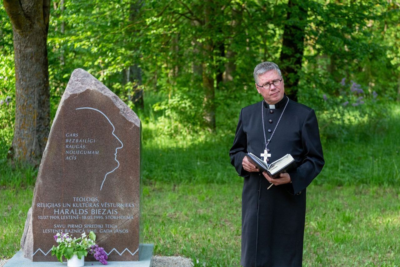 Lestenē atklāta piemiņas zīme Haraldam Biezajam
