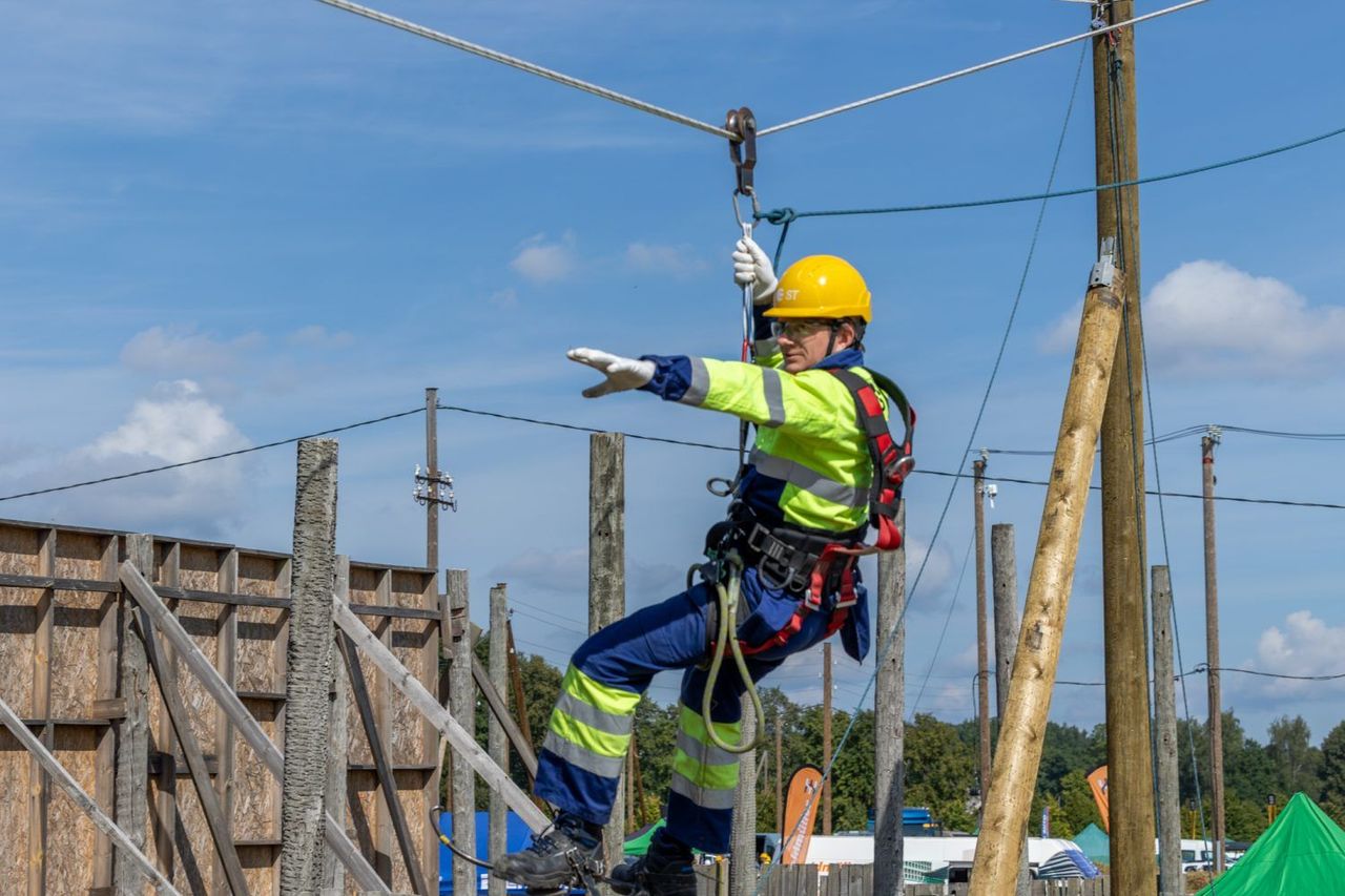 Speciālisti «Cinevillā» stiprina elektrotīkla uzturēšanas prasmes militāras krīzes apstākļos