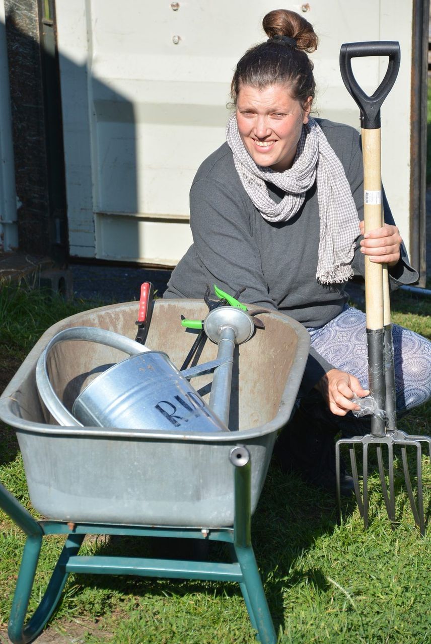 Dārzs, kurā augt bietei, puķei, kopienai