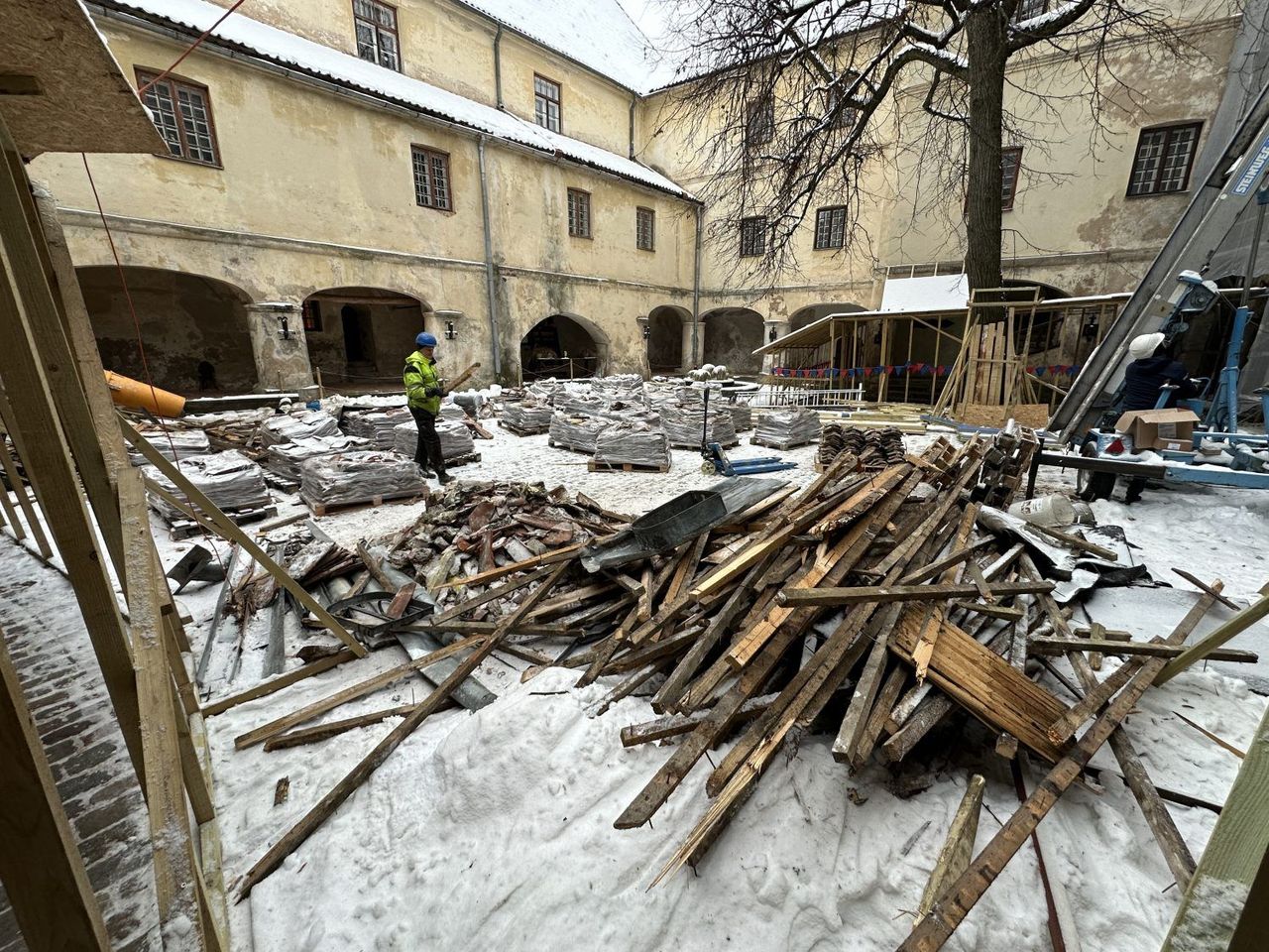 Uzsākti Jaunpils pils jumta atjaunošanas darbi