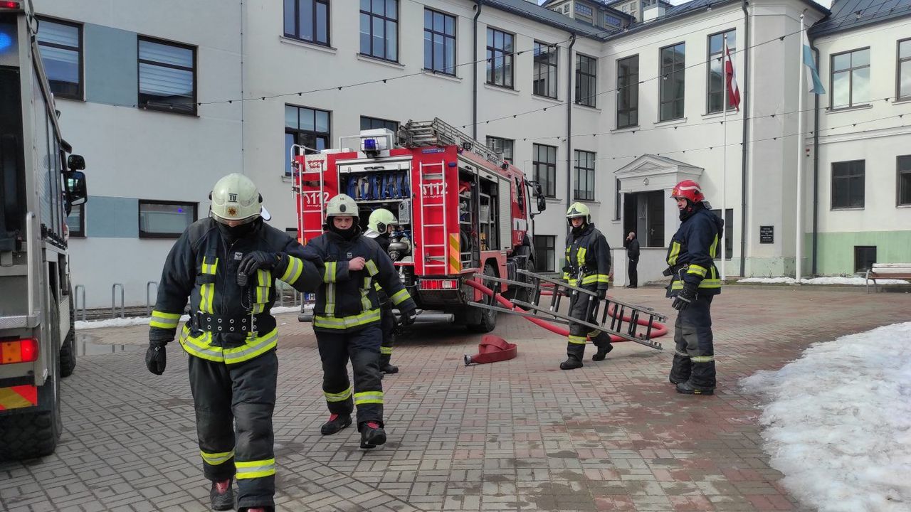 Ugunsdzēsēji evakuē Tukuma 1. pamatskolu
