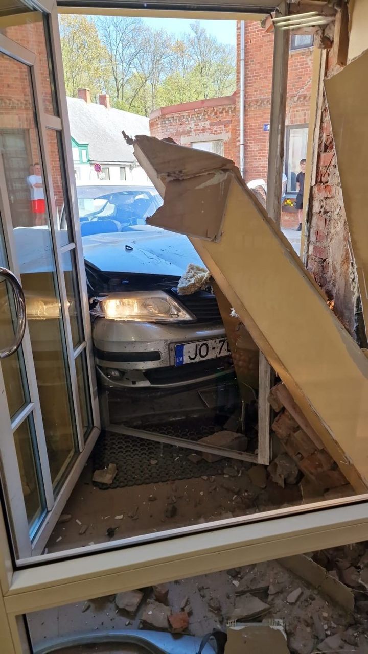 Auto Kandavā iebrauc veikala durvīs