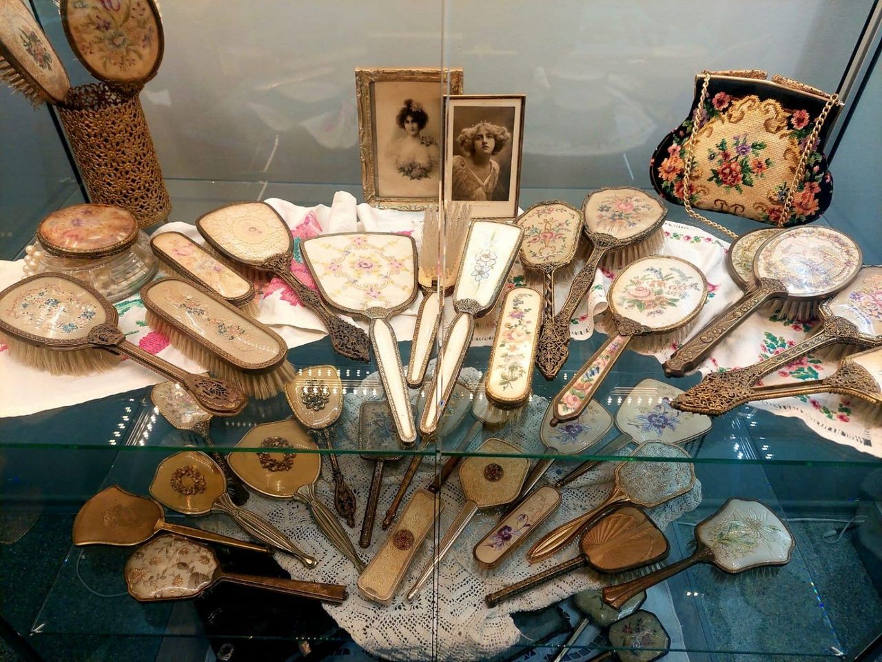 Jaunmoku pilī apskatāma vairāk kā 200 ķemmju privātkolekcija