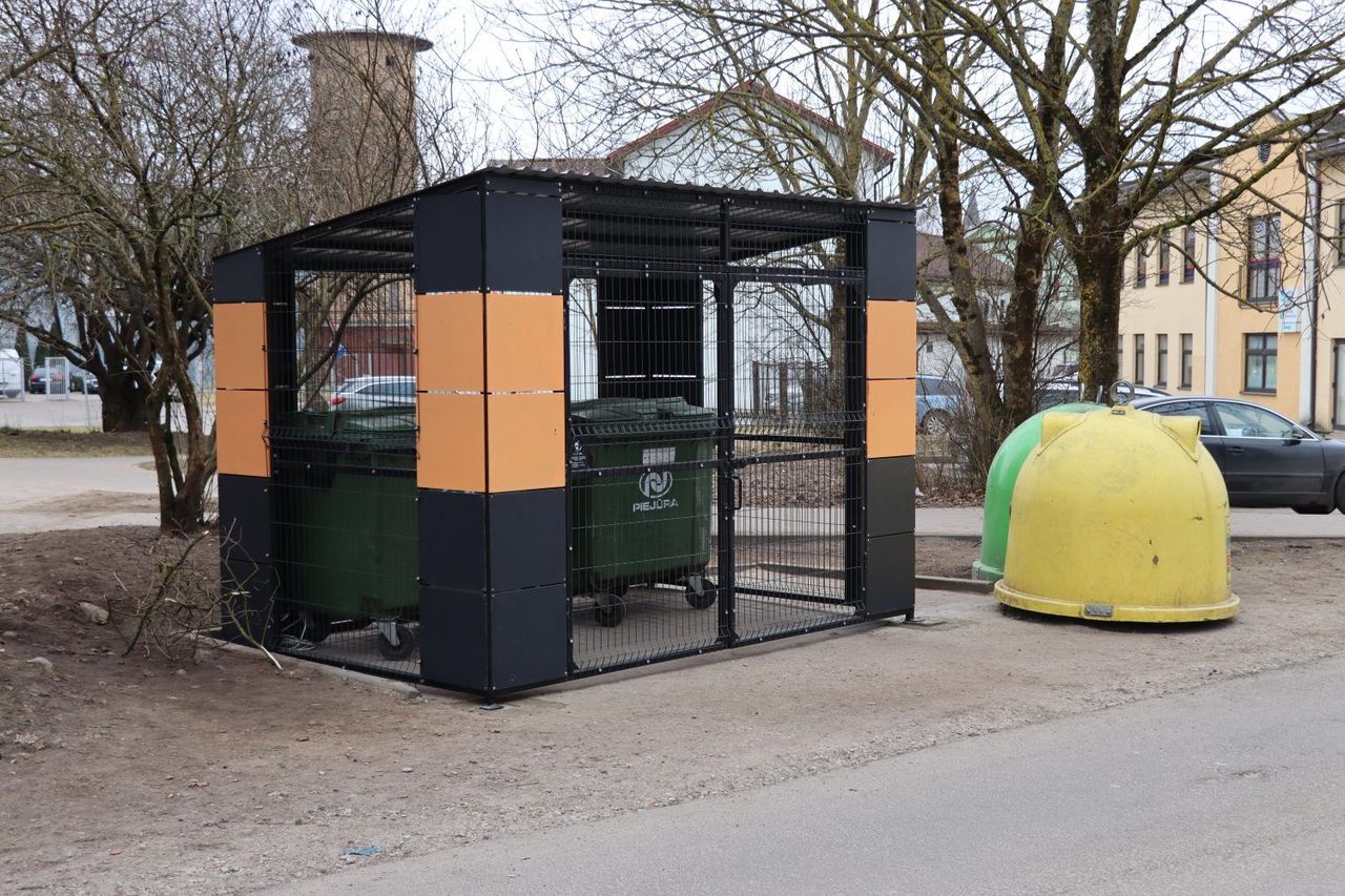 Tukumā uzstādīta pirmā slēgtā atkritumu konteineru novietne