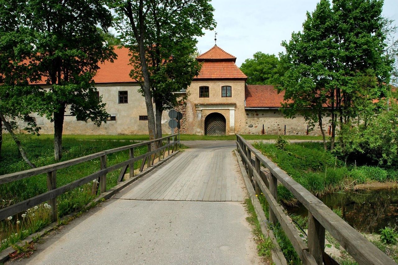 Slēgts tilts pie Šlokenbekas muižas