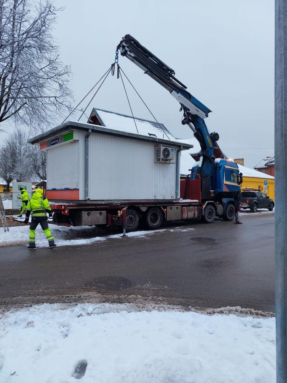 Slēdz preses kiosku pie Tukuma tirgus