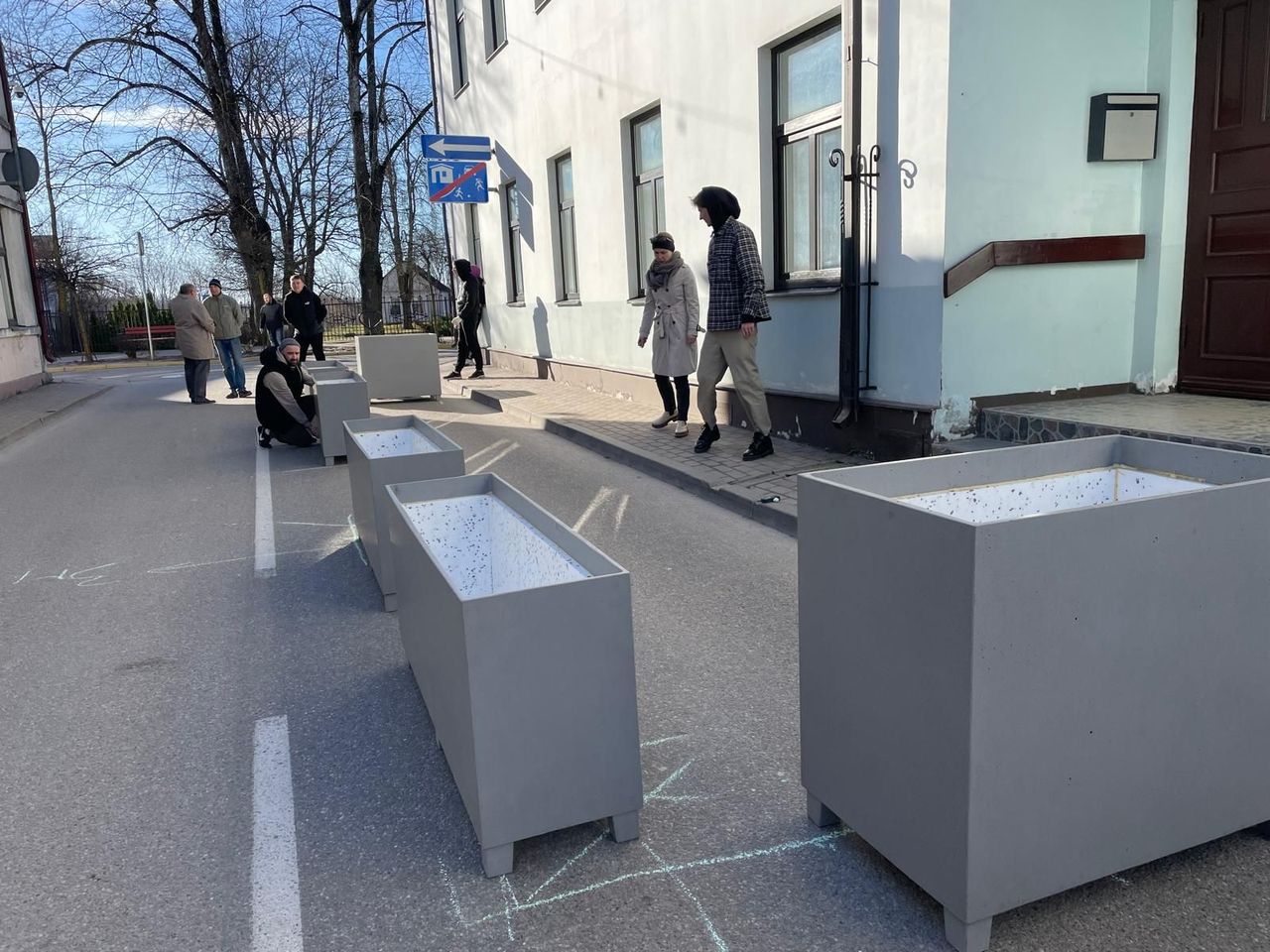 Baznīcas ielā Tukumā uzstāda lielizmēra puķu kastes