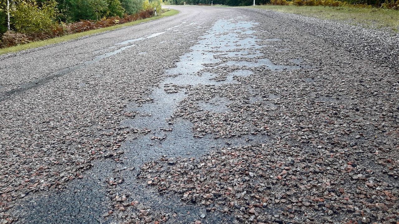 Kad akmeņi pa gaisu un bojāti auto