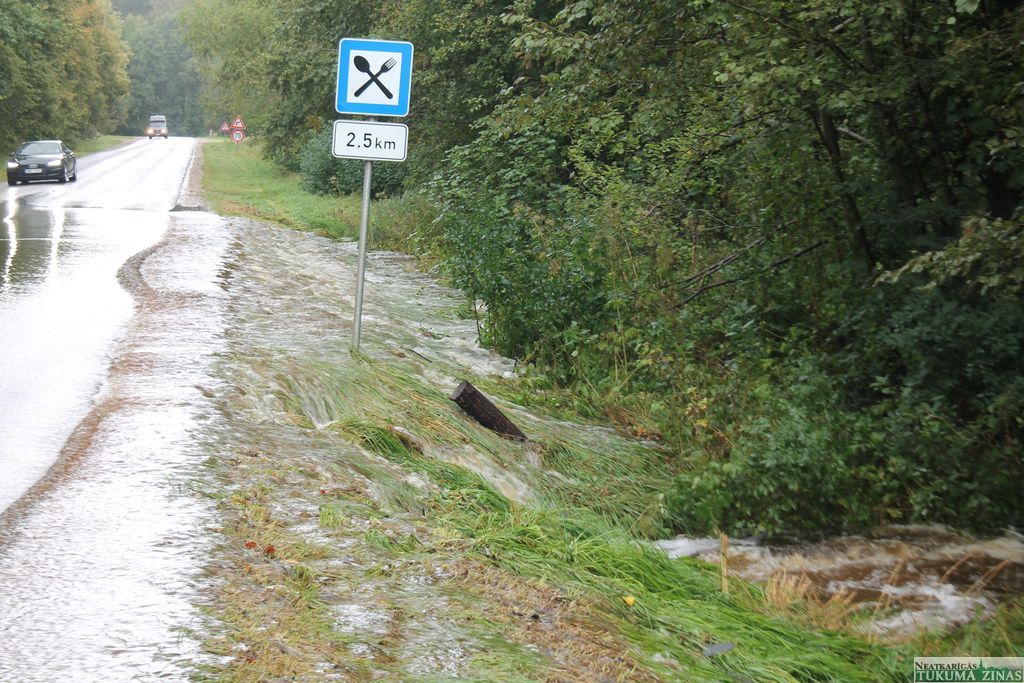 Piešķir kompensācijas par izskalotiem ceļiem