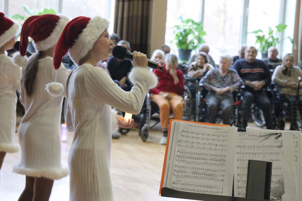 Bērni dāvina koncertu un sūta Ziemassvētku sveicienus senioriem/FOTO/