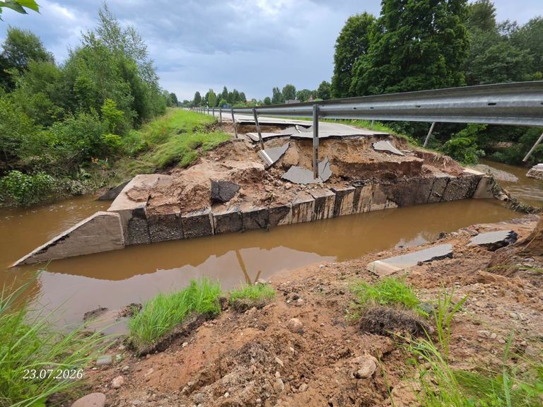 Dursupē būvē pagaidu apbraucamo ceļu lietavās cietušā autoceļa Sloka–Talsi posmam