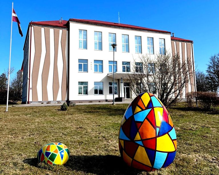 Kandavā bērni palīdz sapost pilsētu svētkiem 